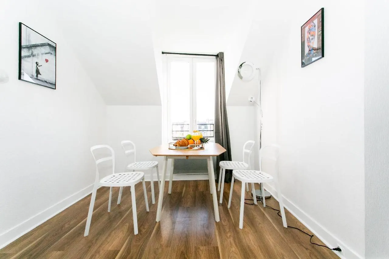 Upper Marais & Paris - City Apartment 0*,